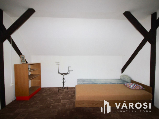 Hatalmas polgári ház és gazdasági terület