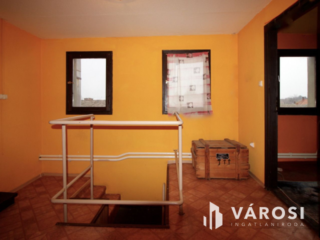 Hatalmas polgári ház és gazdasági terület