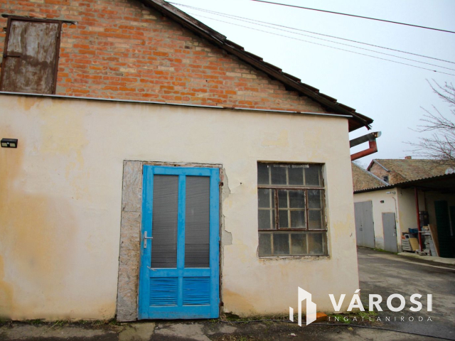 Hatalmas polgári ház és gazdasági terület