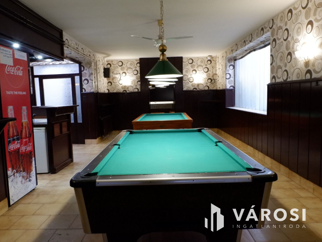 Üzlethelyiség teljes berendezéssel eladó!