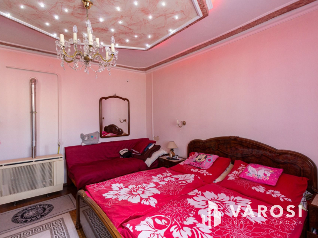 Ide bőröndel lehet költözni, berendezett.