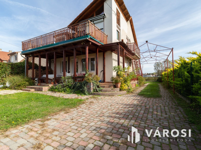 Eladó 3 szintes családi ház Zamárdiban