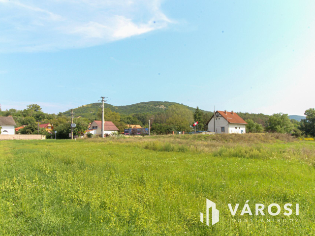 Építési telek engedélyekkel, tervekkel együtt eladó