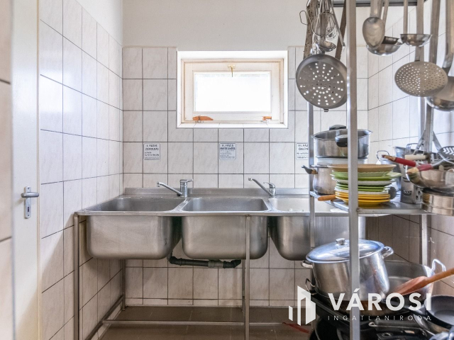 Vendéglő plusz erdő, a 46-os főút mentén