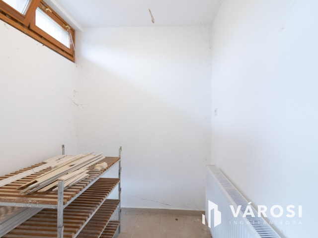 Korszerű épülettel ipari terület eladó!