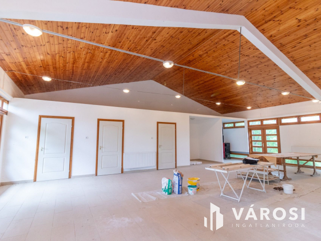 Korszerű épülettel ipari terület eladó!