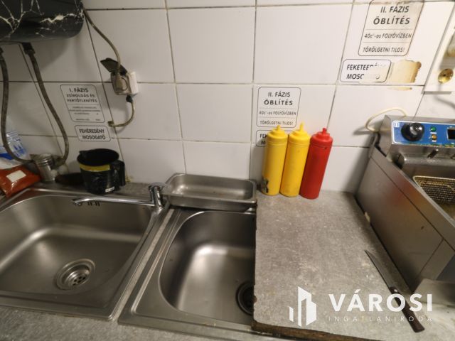 Mars téren Gyros-os bűfé, eladó.