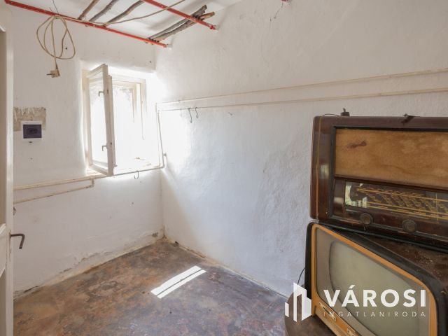 Tanya földdel vagy föld nélkül? Döntse el Ön!