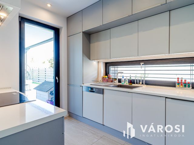 Prémium családi ház medencével Újszegeden!