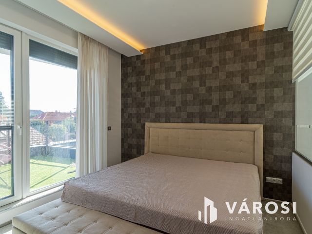 Prémium családi ház medencével Újszegeden!