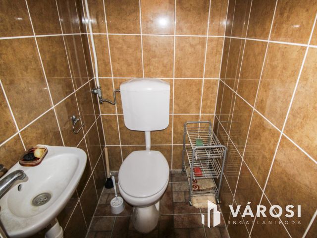 Két szint, tágas élettér és privát medence