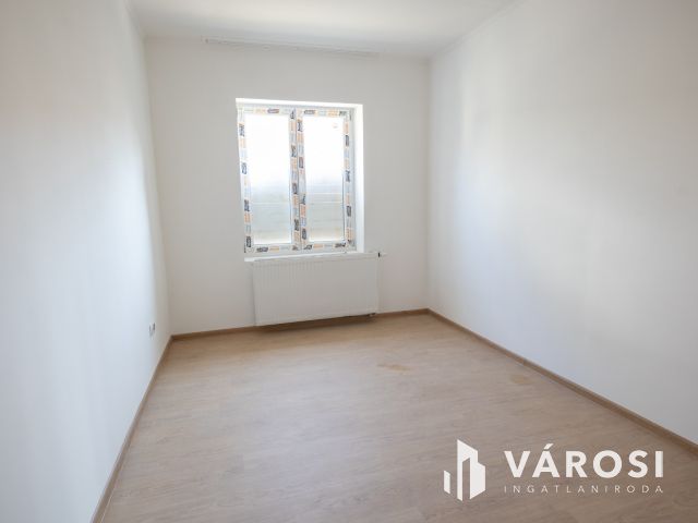 Két generációs 5 szobás családi ház Tápén