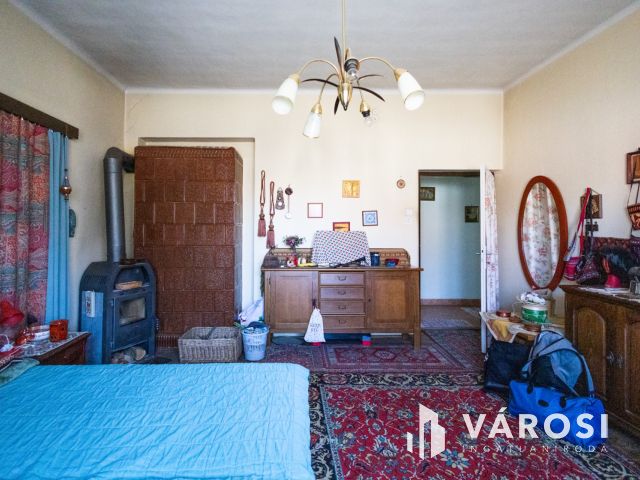 Masszív szerkezetű kétgenerációs ház nagy telekkel