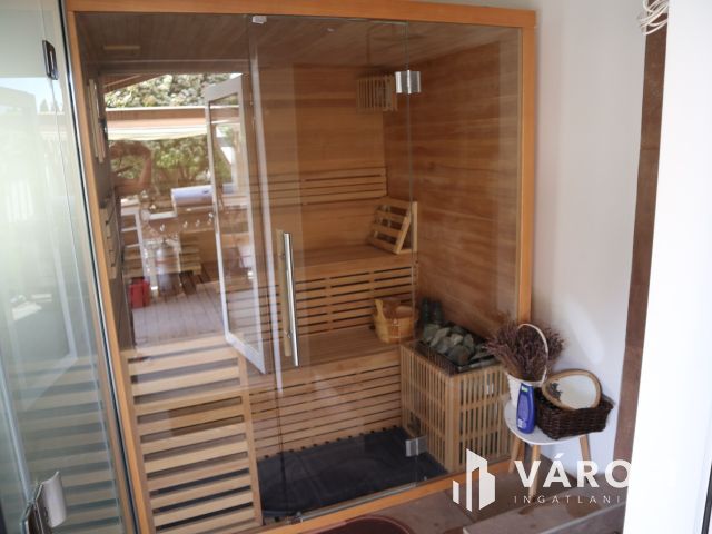 Újszeged csendes utcájában Exkluzív családi ház!