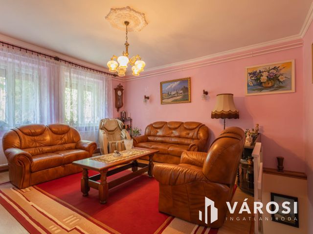 Nagy ház több garázzsal, még több lehetőséggel!