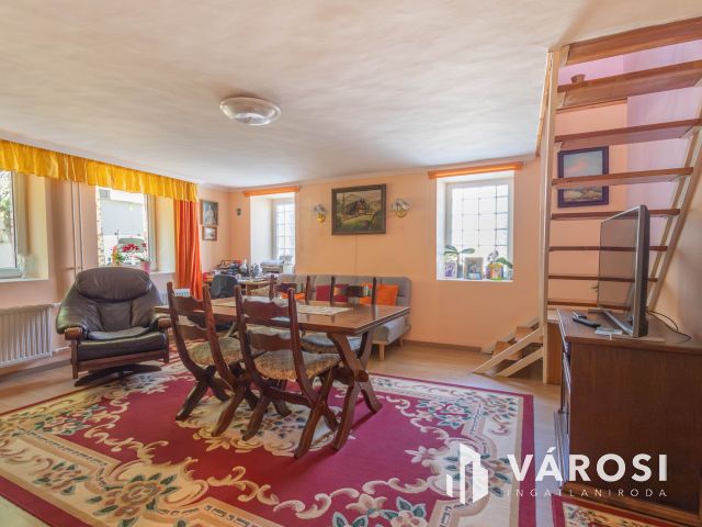 Nagy ház több garázzsal, még több lehetőséggel!