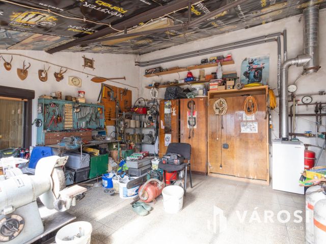 Nagy ház több garázzsal, még több lehetőséggel!