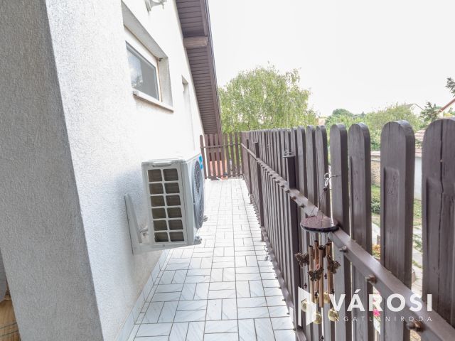 Kétgenerációs 6 szobás családi ház Szőregen