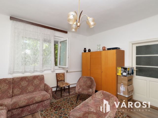 Kétgenerációs téglaház a Jókain.