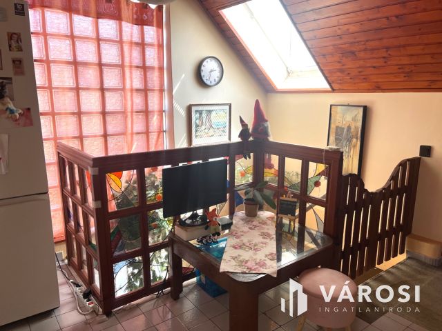 Kétgenerációs téglaház a Jókain.