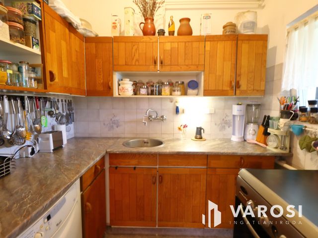 Kétgenerációs téglaház a Jókain.