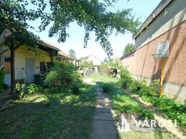 Kétgenerációs téglaház a Jókain.