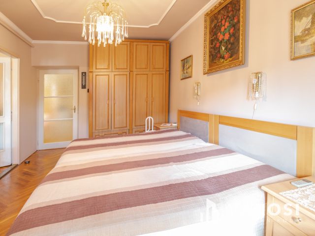 Alsóváros, első emelet, két szoba