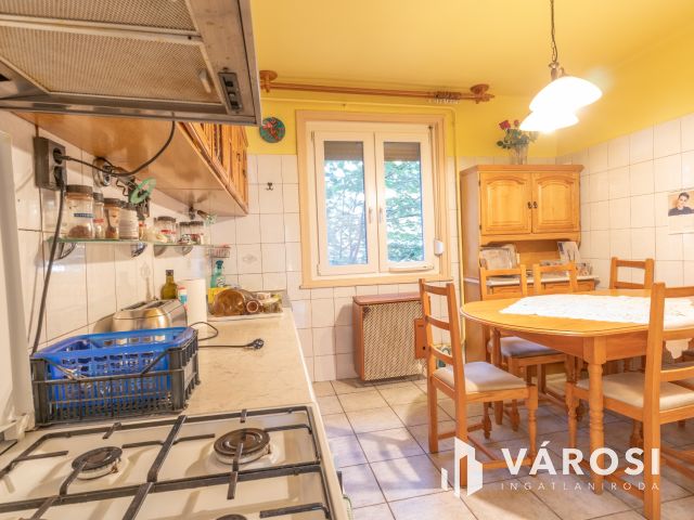 Alsóváros, első emelet, két szoba