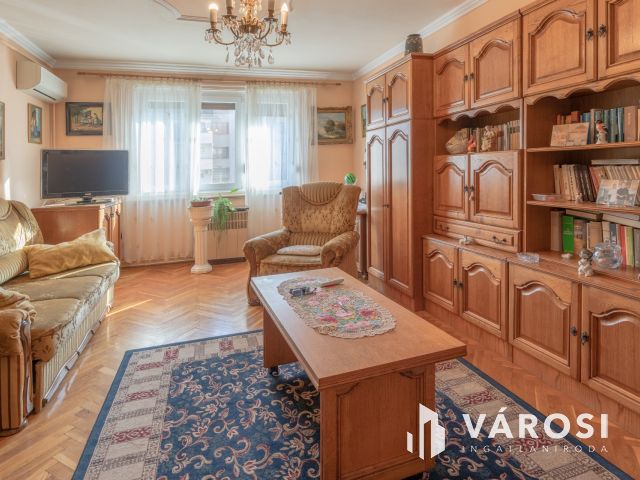 Alsóváros, első emelet, két szoba