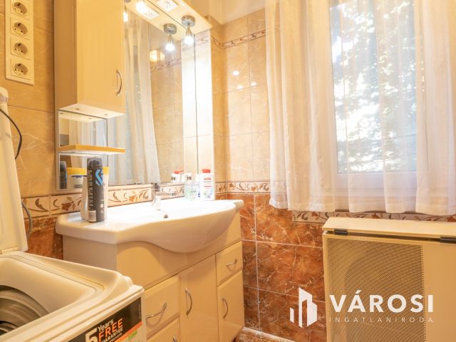 Alsóváros, első emelet, két szoba