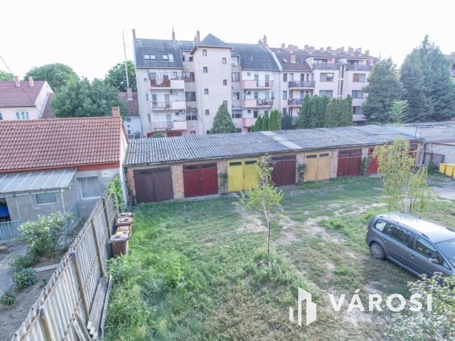 Alsóváros, első emelet, két szoba