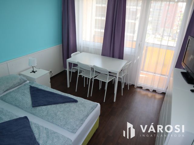 Panorámás felújított lakás az Aranyparton