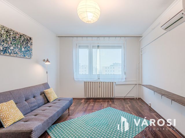 3 különnyíló szobás, panelprogramos lakás - felső szinten