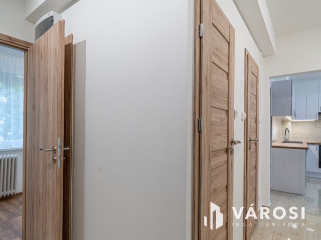 TELJESEN FELÚJÍTOTT LAKÁS AMERIKAI KONYHÁVAL TARJÁNBAN