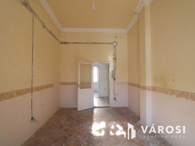 Felújítandó 95 nm-es lakkás.