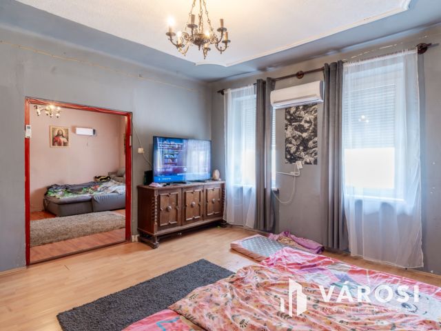 A tavasz hírnöke  - tégla lakás -