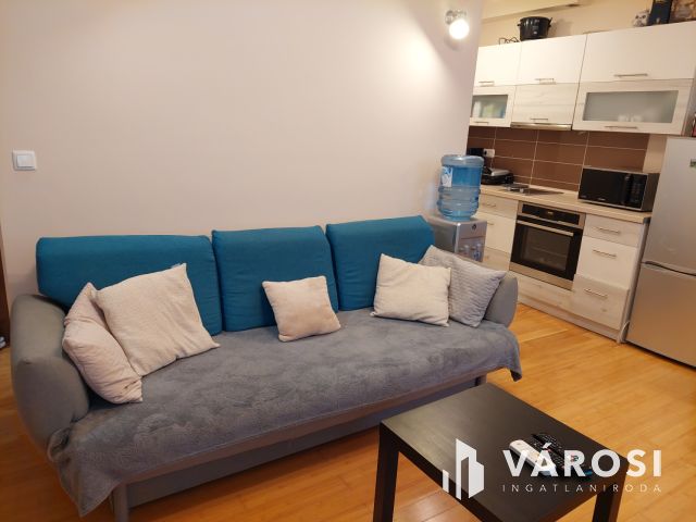 Csinos tégla lakás, autóbeállóval.