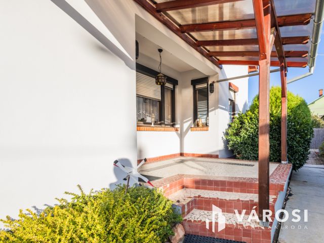 Tökéletes szerkezetű ház, tágas terekkel a Fürdőövezetben