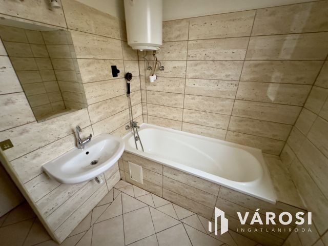 Acélgyári úton 4. emeleti, felújított, erkélyes lakás eladó!