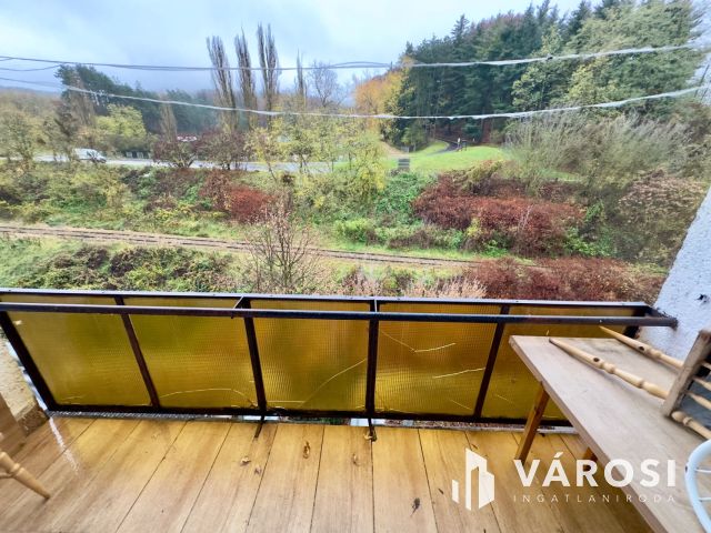 Acélgyári úton 4. emeleti, felújított, erkélyes lakás eladó!