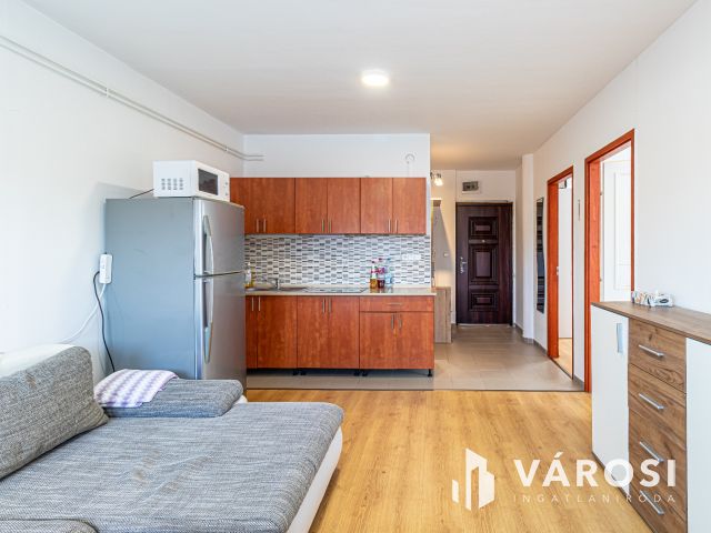 Remek lehetőség, eladó lakás fedett kocsibeállóval együtt