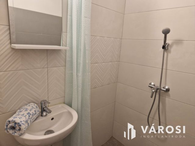 4/1. ben. 2 lakás ,1 garázs, 1 beálló !