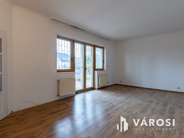 Budaörsön, sorházas beépítésű utcában, lakás eladó