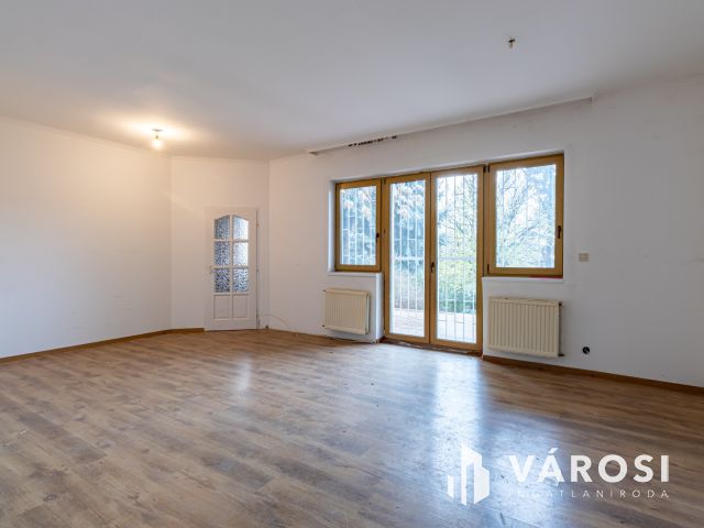 Budaörsön, sorházas beépítésű utcában, lakás eladó