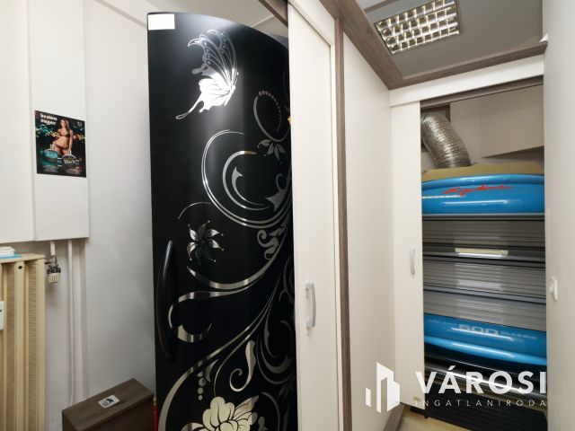 Bejáratott üzlethelyiség a Kistóparton