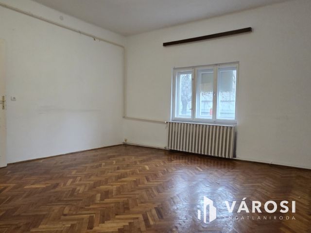 Ikerház építésére is alkalmas telek kiemelt övezetben!