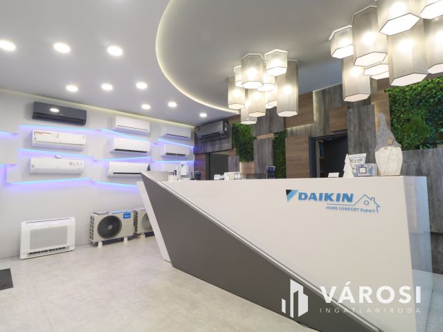 Utcafrontos,főldszinti,kirakatos szép iroda eladó.