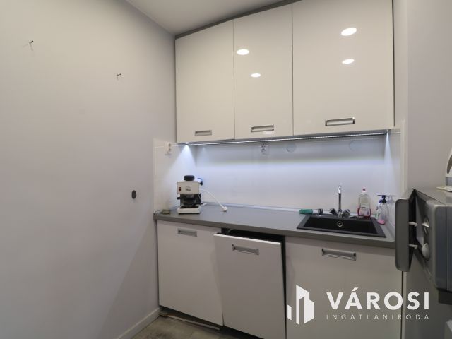 Utcafrontos,főldszinti,kirakatos szép iroda eladó.