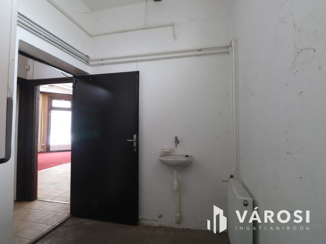 Szentmihály-telek elején üzlethelyiség, / iroda/ eladó.