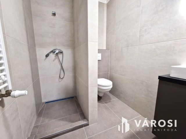 Korszerűsített Prémium Ingatlan, ÜZLET+2LAKÁS